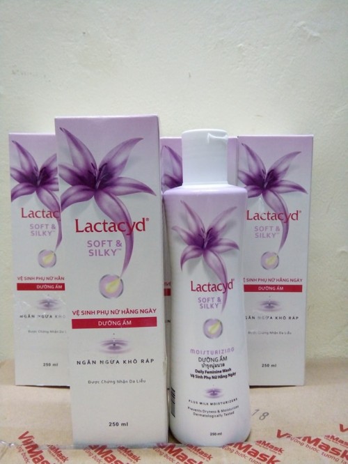 Dung dịch vệ sinh phụ nữ Lactacyd Soft & Silky chai 250ml
